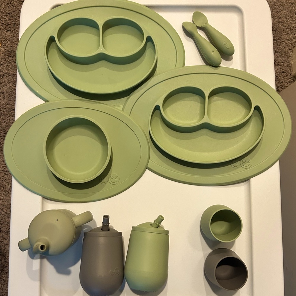 Ezpz plates, bowl, 2 spoons, 2 open cups, 2 cups with straws